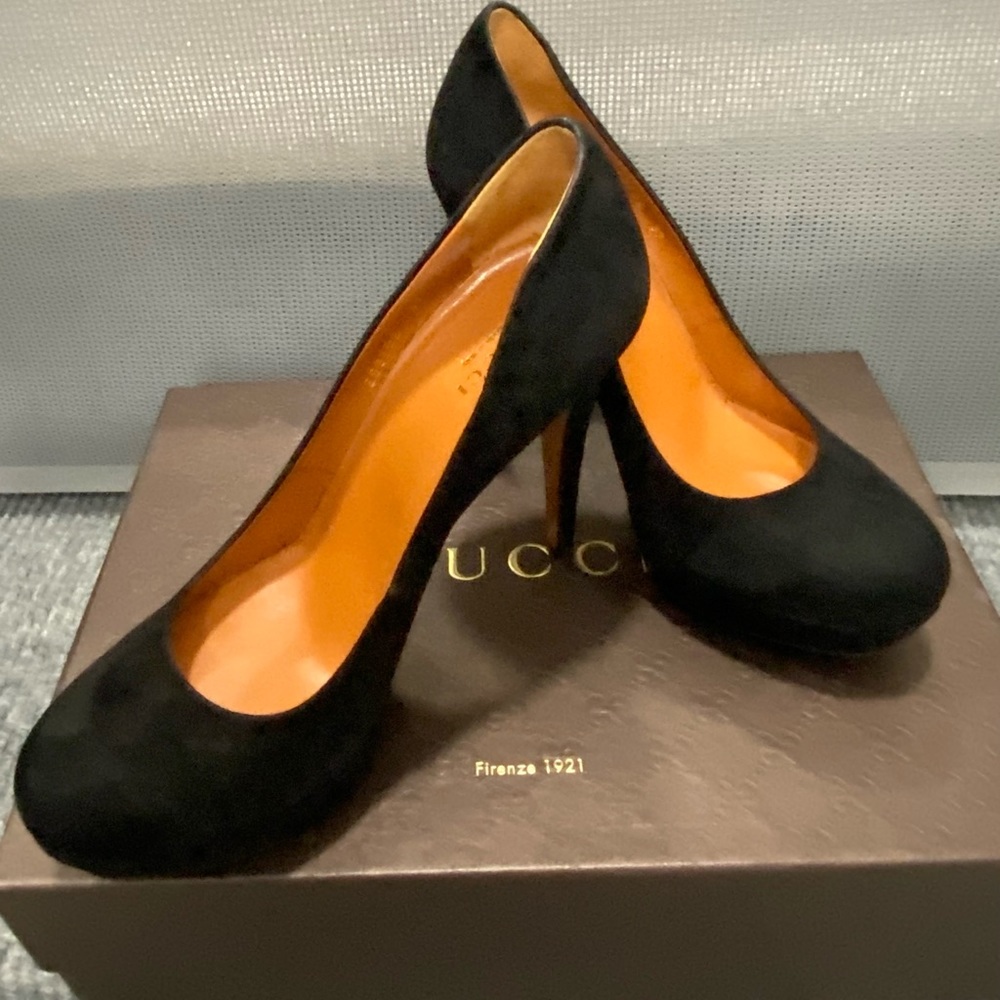 GUCCI Black Suede Heels. SZ 37 / 7. Worn once for an event.